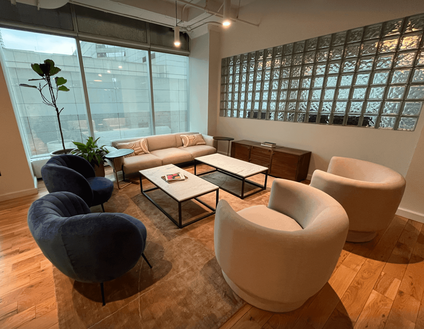 meeting-room-industrious-yonge-bloor-meeting-room-04.png